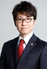 写真　弁護士　井上翔太